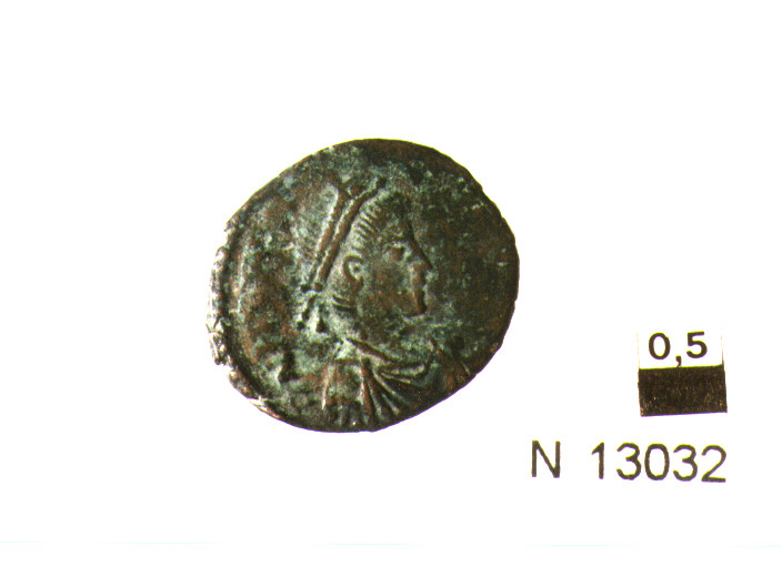 R/ busto drappeggiato corazzato e diademato di imperatore a destra (Graziano?); V/ imperatore in abiti militari (moneta, follis) (sec. IV d.C)