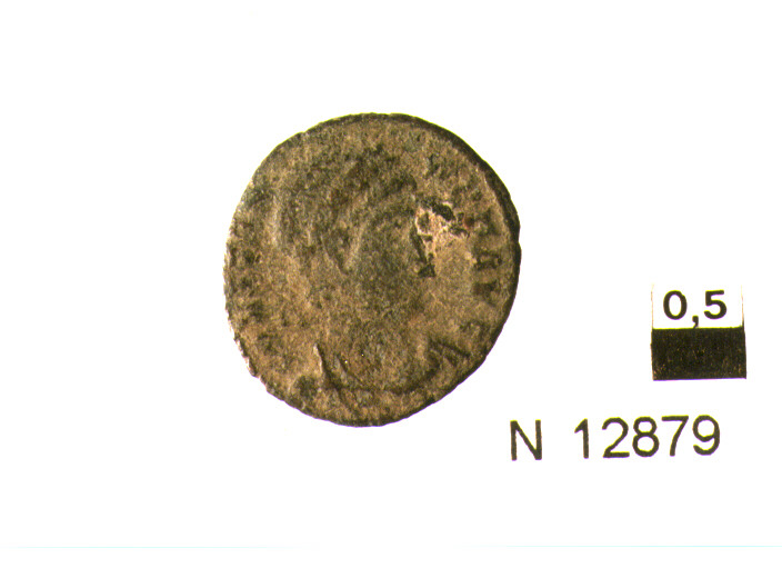 R/ busto drappeggiato corazzato e diademato di imperatore a destra; V/ due vittorie volte l'una verso l'altra sorreggono uno scudo (moneta, follis) (sec. IV d.C)
