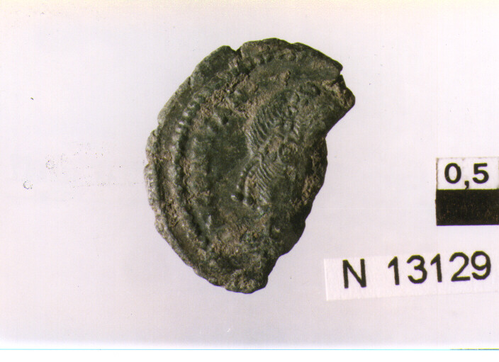 R/ busto diademato di Costanzo II a destra; V/ imper<tore a sinistra in abiti militari colpisce un cavaliere caduto (moneta, follis) (sec. IV d.C)