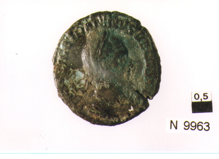 R/ busto drappeggiato di Faustina II a destra; V/ Venus(?) drappeggiata seduta a sinistra (moneta, dupondio) (sec. II d.C)