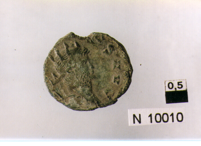 R/ busto diademato di Costante a destra; V/ due soldati stanti rivolti l'uno verso l'altro tra uno stendardo (moneta, follis) (sec. IV d.C)