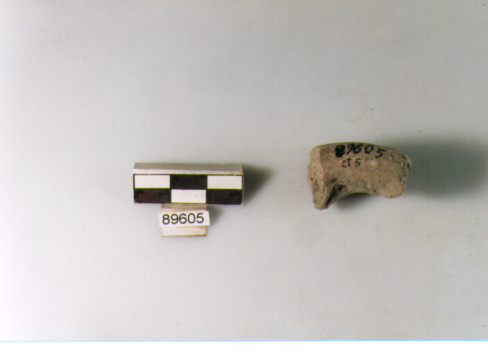 ansa verticale a nastro, ansa verticale a nastro, Archi (BF/ prima età del Ferro)