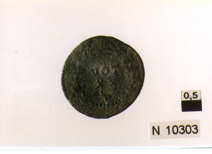 R/ busto con lunga capigliatura volto a destra; V/ cartella ornata (moneta, tre cavalli) (sec. XVIII d.C)