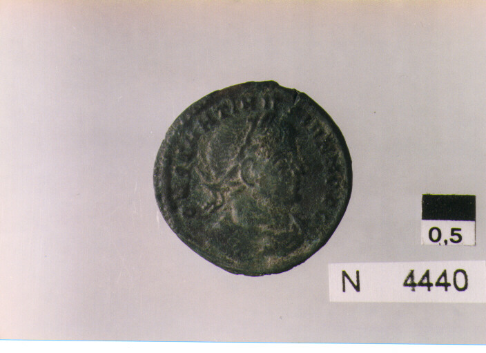 R: busto di Costantino drappeggiato con corazza, diademato a destra/ V: corona di alloro (moneta, follis) (sec. IV d.C)