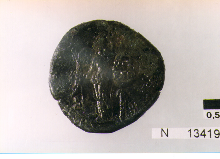 R: testa di Marco Aurelio laureata a destra/V: Vittoria stante a destra con ramoscello di palma, si appoggia ad uno scudo tondo su una palma (moneta, sesterzio) (sec. II d.C)