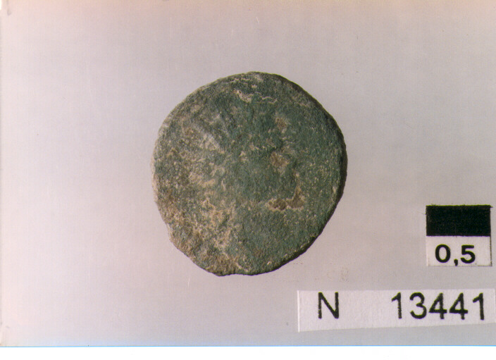 R: testa radiata di imperatore non identificabile a destra / V: figura femminile stante drappeggiata, con la testa girata verso sinistra, tiene unoscettro nella mano sinistra (moneta, antoniniano) (età imperiale / IV d.C)