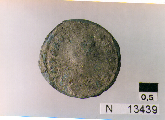 R: busto di imperatore (Probo)(?) radiato a destra / V: Roma seduta in untempio esastilo (moneta, antoniniano) (sec. III d.C)