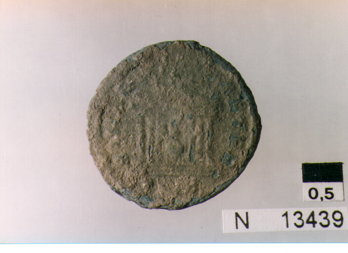 R: busto di imperatore (Probo)(?) radiato a destra / V: Roma seduta in untempio esastilo (moneta, antoniniano) (sec. III d.C)
