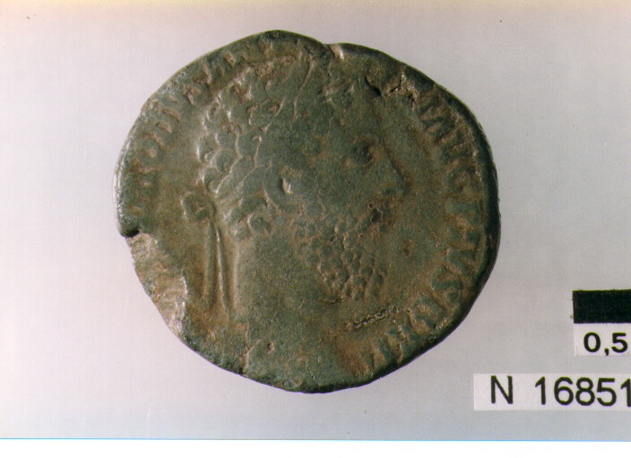 R: testa laureata di Commodo a destra/ V: Salus seduta a sinistra verso un serpente che foraggia da una patera; il serpente è ad una colonnina (moneta, sesterzio) (sec. III d.C)