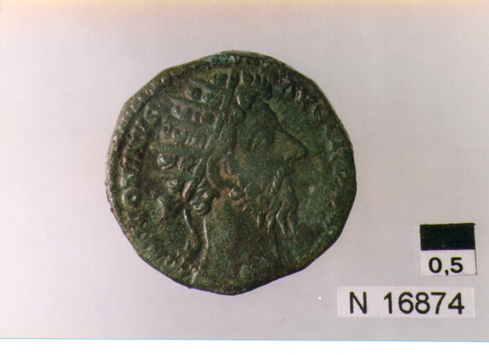 R: testa radiata di Marco Aurelio a destra/ V: Salus stante con scettro nella mano sinistra con la destra tiene una patera dalla quale si nutre un serpente su un altare a sinistra (moneta, dupondio) (sec. II d.C)