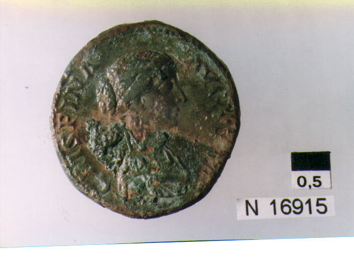 R: busto drappeggiato di Crispina a destra/ V: Laetitia a sinistra con corona nella mano destra e timone su piccolo globo nella sinistra (moneta, dupondio) (sec. II d.C)