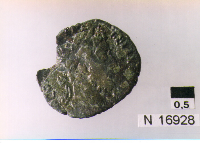 R: testa laureata e radiata di Commodo (?) a destra/V: Vittoria che avanza verso sinistra con corona, S C ai lati (moneta, dupondio-asse) (sec. II d.C)