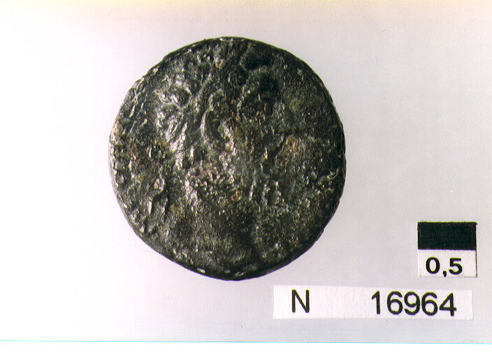 R: testa laureata di Marco Aurelio a destra/V: Vittoria che avanza verso sinistra con corona nella mano destra e palma(?) nella sinistra (moneta, asse) (sec. II d.C)