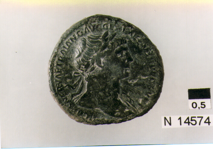 R: testa laureata di Traiano a destra/ V: Salus seduta su trono a sinistrache nutre da una patera un serpente (moneta, asse) (sec. II d.C)