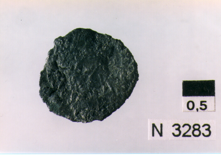 R/ illeggibile; V/ imperatore stante a sinistra in abiti militari con lancia e globo (moneta, follis) (sec. IV d.C)