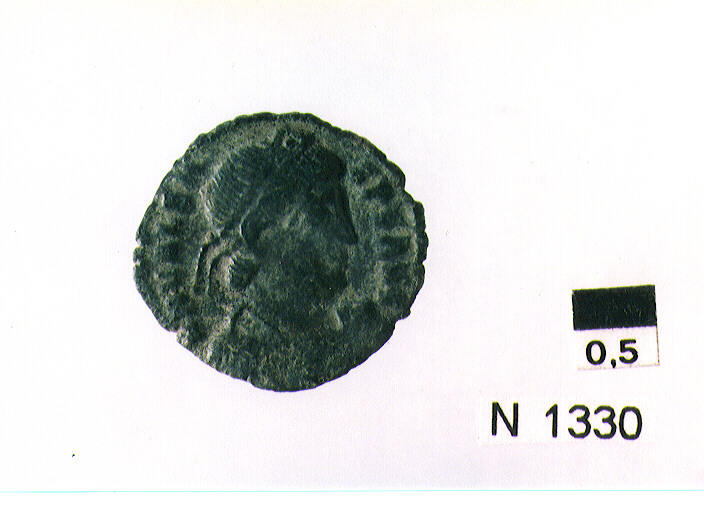 R/ busto drappeggaito di Valente diademato a destra; V/ imperatore in abiti militari, in moto verso destra, trascina un nemico con la destra e regge il labaro con la sinistra (moneta, follis) (sec. IV d.C)