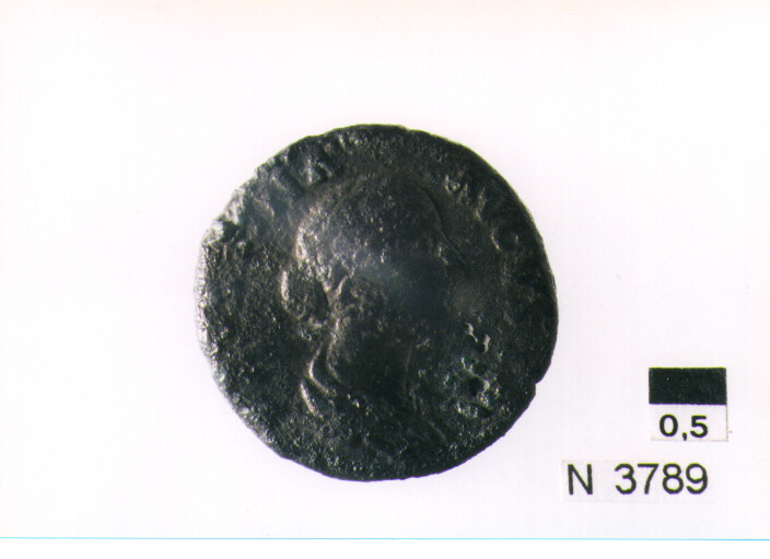 R/ busto drappeggiato di Faustina II a destra; V/ Hilaritas stante a sinistra tiene una lunga palma e la cornucopia (moneta, asse) (sec. II d.C)