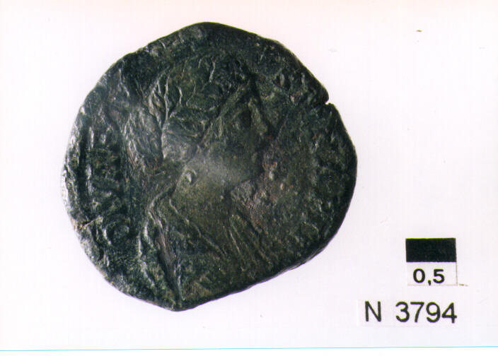 R/ busto drappeggiato di Faustina con capelli ondulati a destra; V/ Dianastante a destra tiene la torcia accesa con ambedue le mani (moneta, sesterzio) (sec. II d.C)