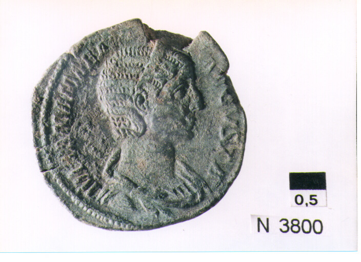 R/ busto di Julia Mamaea diadeamto a destra; V/ Vesta velata, stante a sinistra, tiene il palladium e lo scettro (moneta, sesterzio) (sec. III d.C)