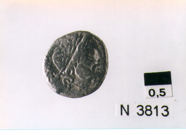 R/ testa laureata di Giove a destra dietro marchio di controllo; V/ Vittoria che incorona il trofeo, in mezzo iscrizione (moneta, quinario) (sec. I a.C)