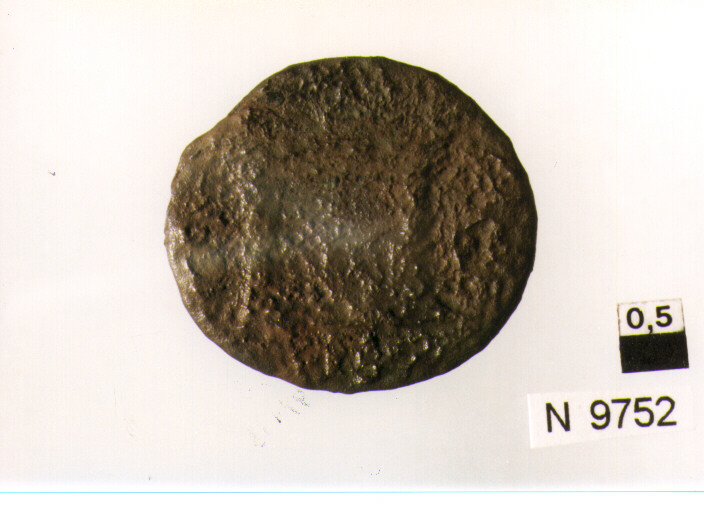 R/ testa di imperatore non identificato a destra; V/ tempio distilo(?) (moneta, asse) (sec. III d.C)
