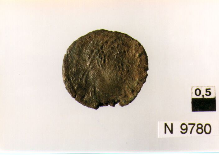 R/ busto di imperatore, Teodosio(?) con diadema a destra; V/ imperatore inabito militare, in moto verso destra, trascina un nemico con la destra e regge il labaro con la sinistra (moneta, follis) (sec. IV d.C)