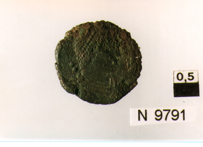 R/ busto drappeggiato corazzato e diademato di imperatore a destra; V/ Vittoria che avanza verso destra con corona(?) (moneta, follis) (sec. IV d.C)