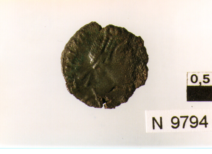 R/ busto di imperatore diademato a destra; V/ illeggibile (moneta, follis) (sec. IV d.C)