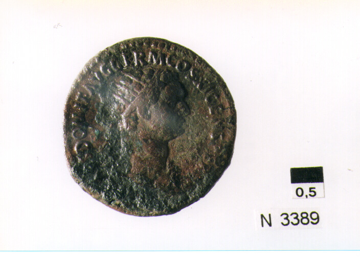 R/ busto radiato di Domiziano a destra; V/ Vittoria stante a sinistra iscrive trofeo (moneta, dupondio) (sec. I d.C)