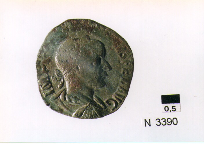 R/ busto drappeggiato e corazzato di Gordiano III laureato a destra; V/ Gordiano in abiti militari stante a destra, con lancia (e globo?) (moneta, sesterzio) (sec. III d.C)