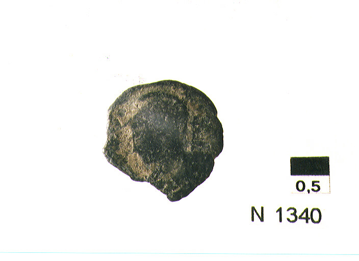 R/ busto di Costantino elmato con lancia a sinitra; V/ Vittoria su prua di nave con lancia e scudo a sinistra (moneta, follis) (sec. IV d.C)
