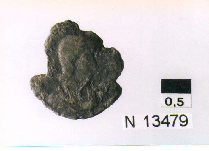 R/ busto drappeggiato a destra; V/ imperatore stante con globo (moneta, follis) (sec. IV d.C)