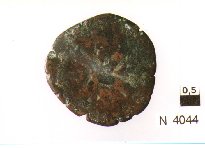 R/ due tronchi incrociati con scudetto nel centro, accantonati da due fiamme e due rosoni; V/ cornucopia ricolma di frutta e spighe (moneta, tornese) (secc. XVI/ XVII d.C)