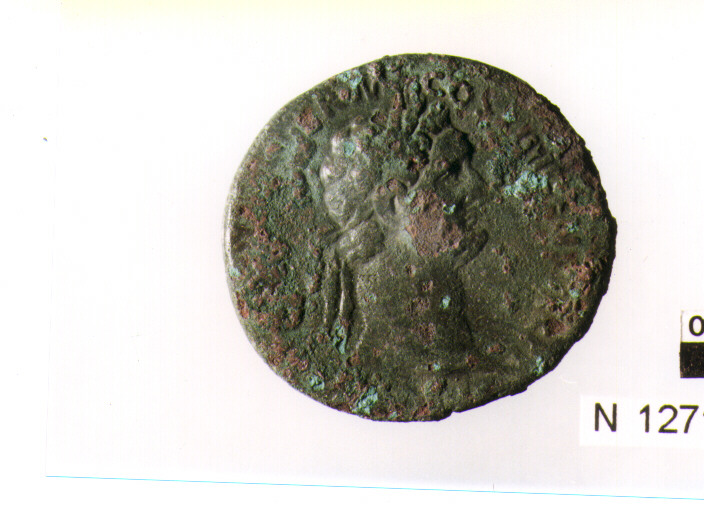 R/ testa di Domiziano laureato a destra; V/ Virtus drappeggiata, elmata, stante a destra, il piedde sinistro sull'elmo, tienen la lancia nella manodestra e parazonium nella sinistra (moneta, asse) (sec. I d.C)