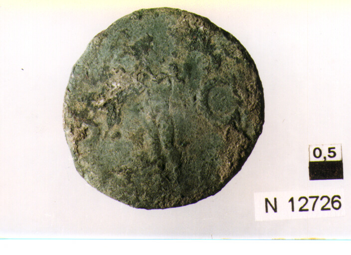 R/ testa di Agrippa con corona radiata a sinistra; V/ Nettuno seduto stante a sinistra con tridente e decrino (moneta, asse) (sec. I d.C)