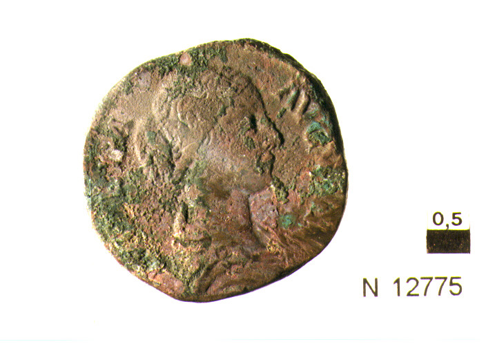 R/ busto drappeggiato di Lucilla a destra; V/ Pietas stante a sinistra solleva la mano su un altare e tiene la cassetta dei profumi (moneta, sesterzio) (sec. II d.C)