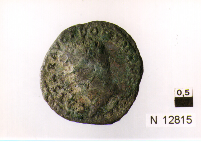 R/ testa laureata di Domiziano a sinistra; V/ Vittoria alata stante a destra su prua, tiene una corona (moneta, asse) (sec. I d.C)