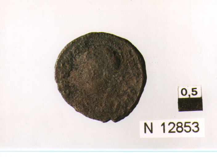 R/ busto di Costantinopoli elmata e con lancia a sinistra; V/ Vittoria con lancia e scudo, su prua di nave volta a sinistra (moneta, follis) (sec. IV d.C)