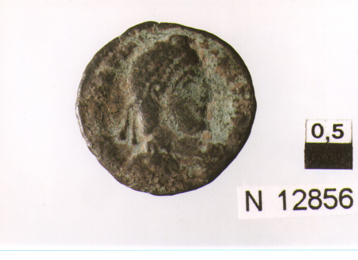 R/ busto drappeggiato e diademato di imperatore a destra; V/ vittoria stante a sinistra con corona (moneta, follis) (sec. IV d.C)