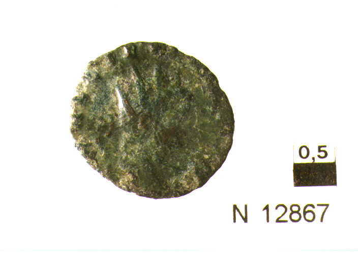 R/ testa di imperatore Gallieno(?) con corona radiata a destra; V/ Securitas drappeggiato stante a sinistra con scettro, appoggia il braccio sinistro su colonnina (moneta, antoniniano) (sec. III d.C)