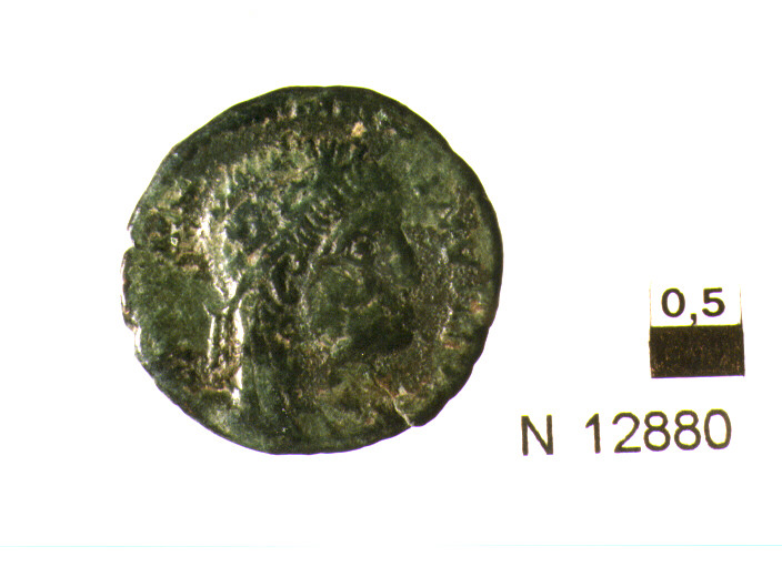 R/ testa velata di imperatore a destra; V/ porta dell'accampamento con due torri e stella al centro (moneta, follis) (sec. IV d.C)