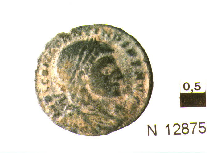 R/ busto drappeggiato e diademato di imperatore a destra; V/ Giove stantea sinistra con globo nella mano sinistra, la destra sollevata (moneta, follis) (sec. IV d.C)