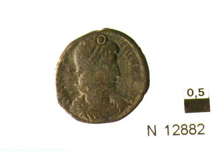 R/ busto diademato, drappeggaito e corazzato di Costanzo II a destra; V/ imperatore in abiti militari a sinistra colpisce cavaliere caduto (moneta, follis) (sec. IV d.C)