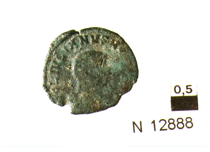R/ busto di Giuliano a destra; V/ inperatore in abiti militari a sinistracolpisce un cavaliere caduto (moneta, follis) (sec. IV d.C)