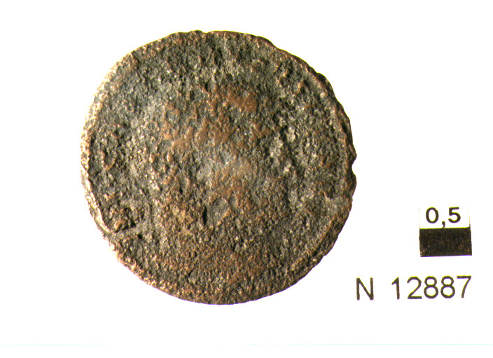 R/ testa laureata di Diocleziano(?) a destra; V/ statua seduta all'interno di tempio esastilo (moneta, follis) (secc. III/ IV d.C)