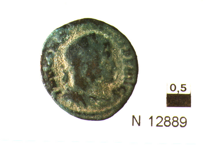 R/ busto drappeggiato diademato di imperatore a destra; V/ Sole stante a sinistra con globo nella mano sinistra (moneta, follis) (sec. IV d.C)