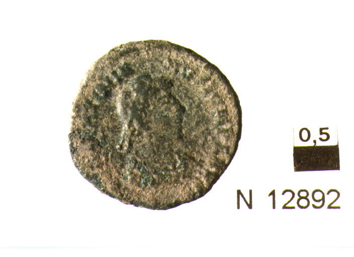 R/ busto drappeggiato e diademato di imperatore a destra; V/ Vittoria alata che avanza verso sinistra, davanti una stella (moneta, follis) (sec. IV d.C)