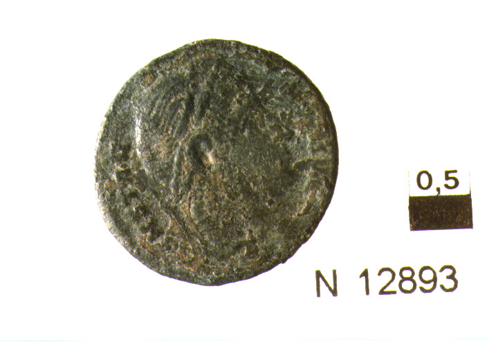 R/ testa diademata di imperatore a destra; V/ ingresso dell'accampamento con due torri e stella al centro (moneta, follis) (sec. IV d.C)