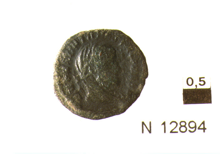 R/ testa velata di imperatore Costantino a destra; V/ Aquila stante a sinistra con la testa volta a destra (moneta, follis) (sec. IV d.C)