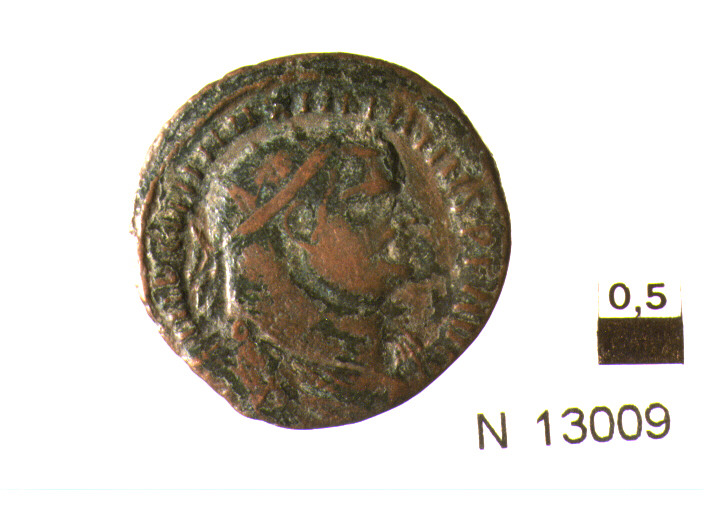 R/ busto drappeggiato e diademato di Massimiano a destra; V/ imperatore in abiti militari a destra riceve piccola Vittoria su globo da Giove, stante a sinistra con scettro (moneta, antoniniano) (sec. IV d.C)